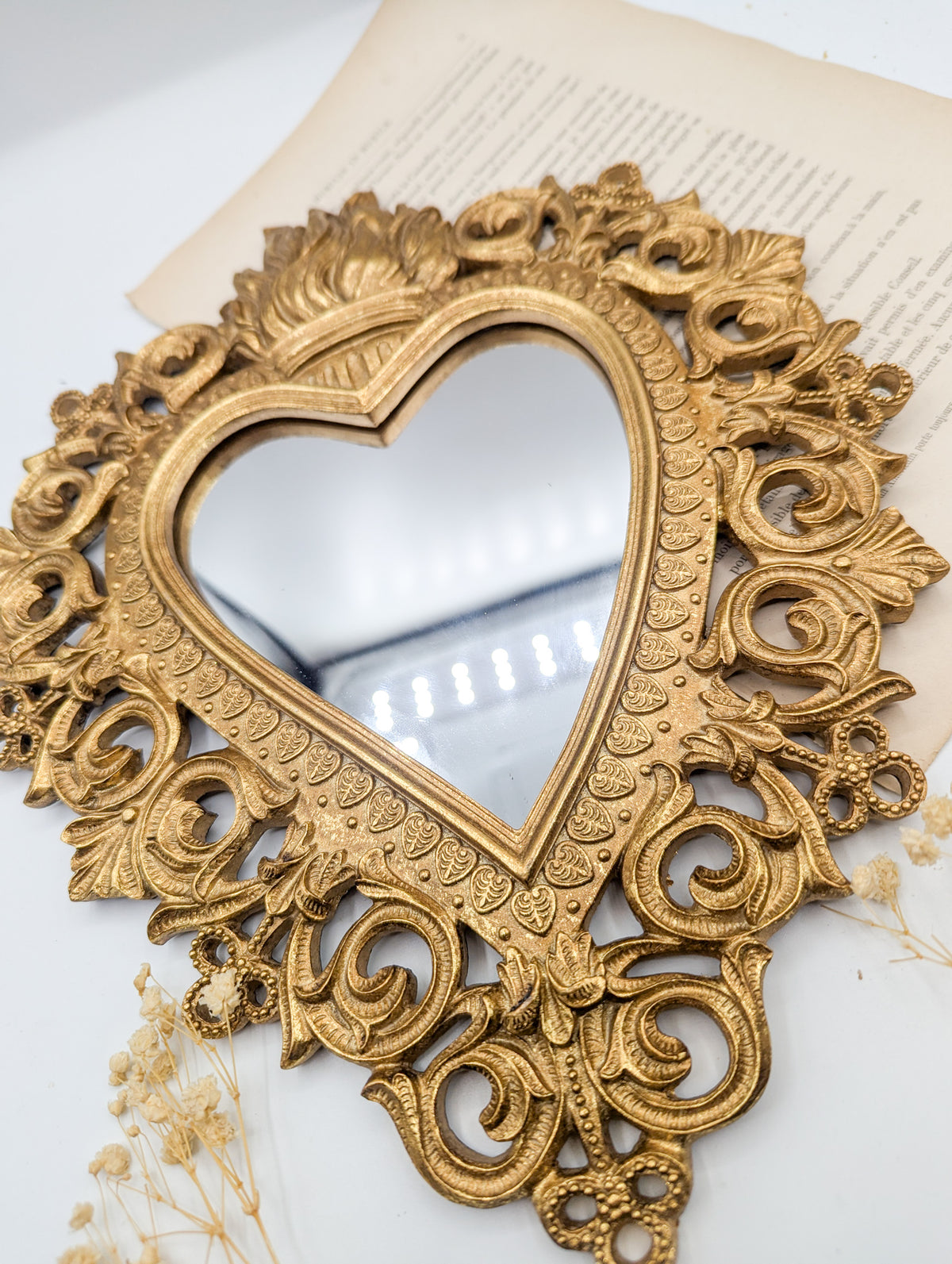 Miroir cœur sacré doré baroque sur fond clair