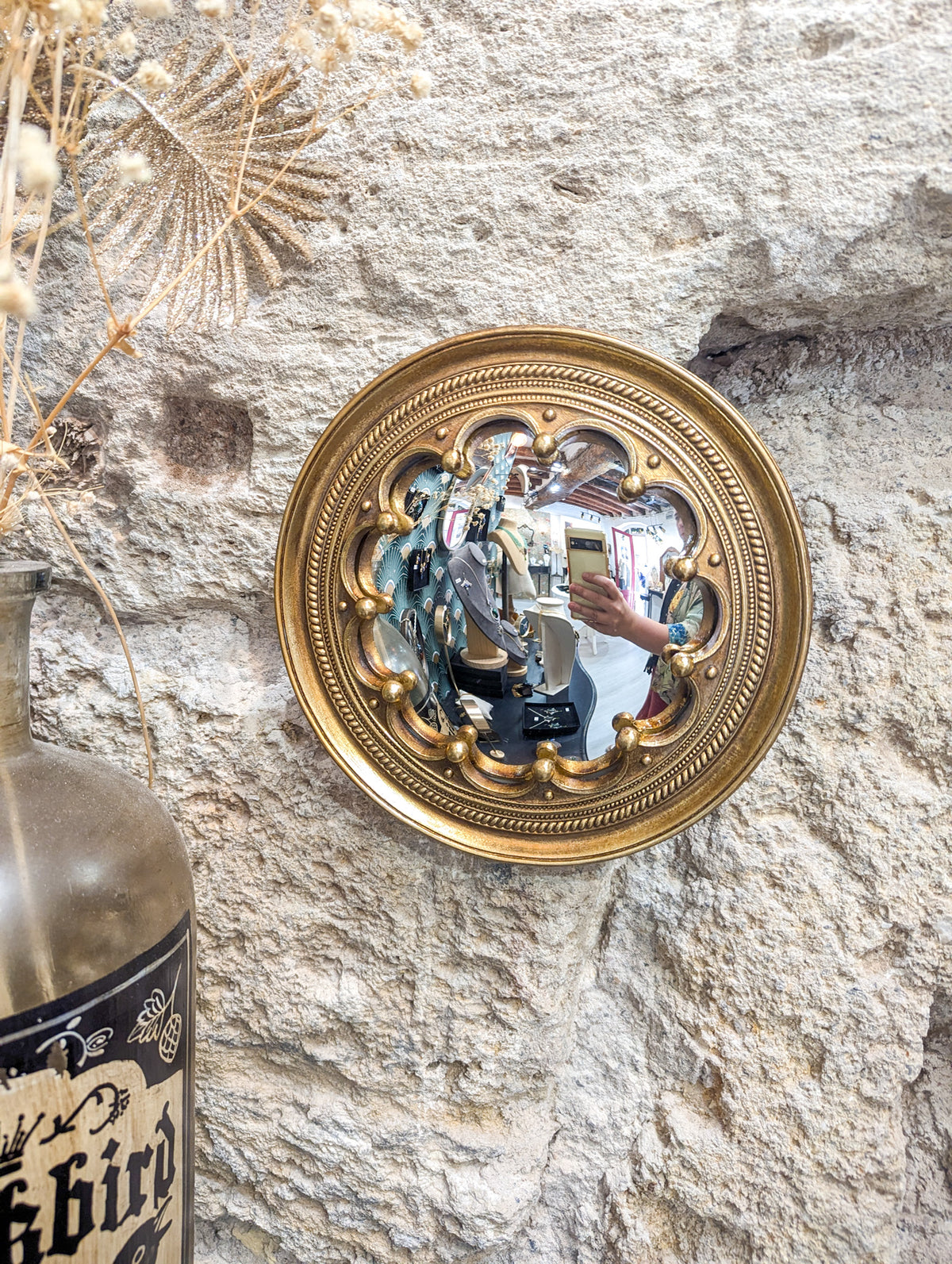 Miroir de sorcière couronne dorée en décoration murale cabinet de curiosité