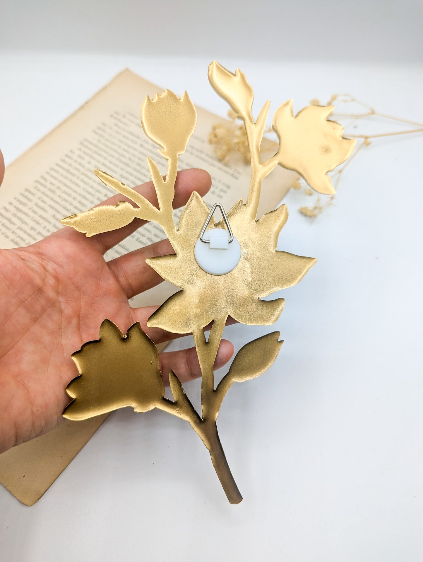 Décoration murale magnolia sur tige – Bouquet botanique en résine & cabinet de curiosités