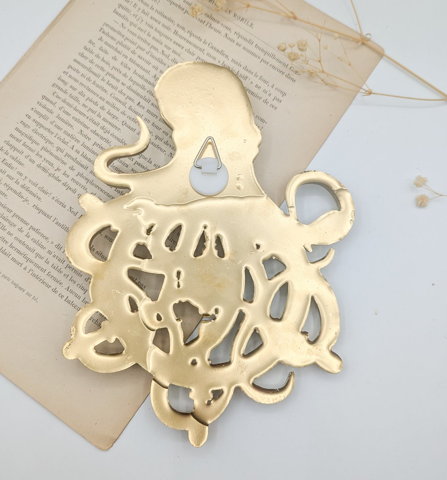 Décoration murale pieuvre dorée sur gouvernail – Ornement marin pirate & cabinet de curiosités