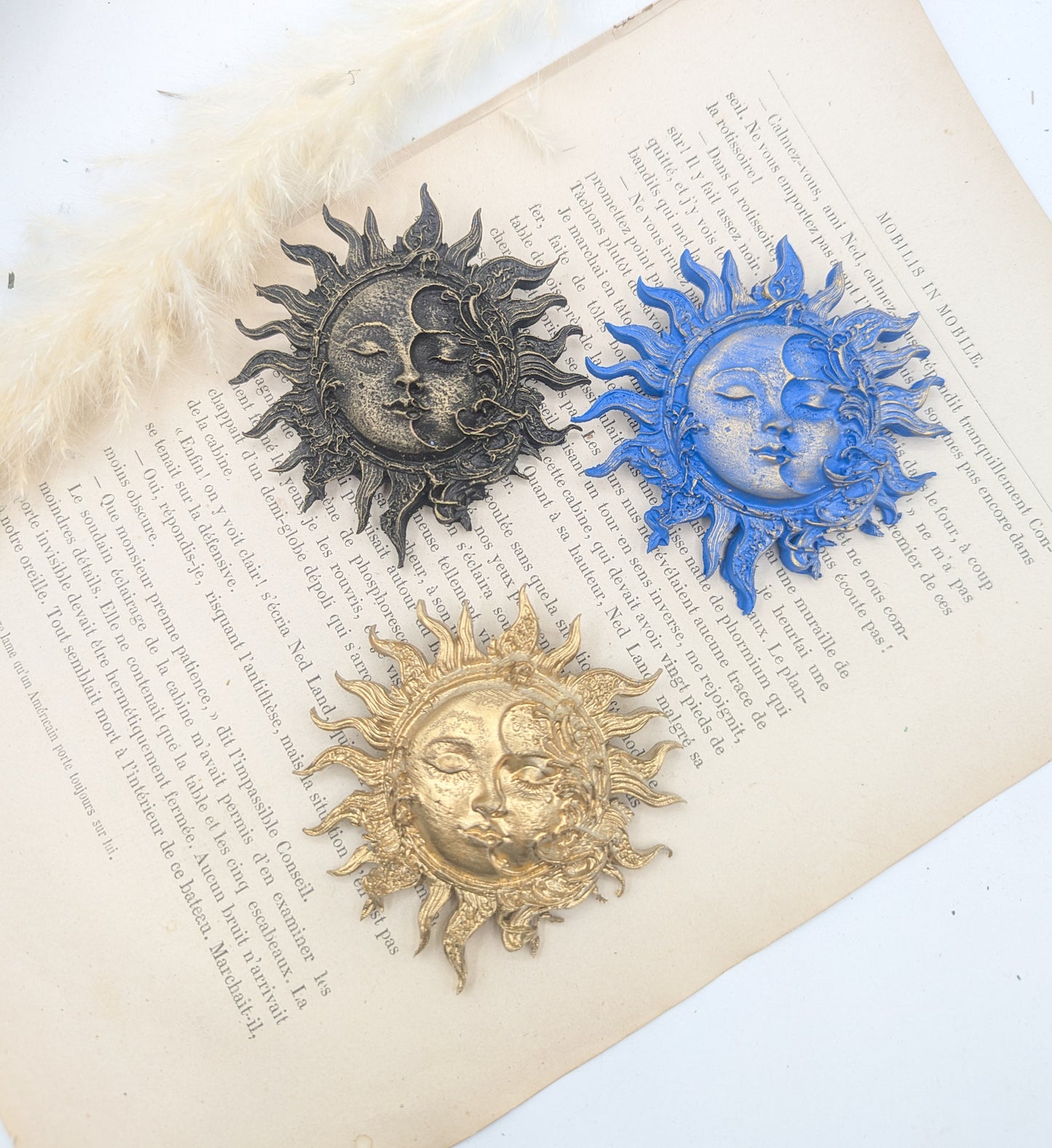 Décoration murale soleil et lune bleu – visage mystique pop Frida Kahlo & cabinet de curiosité