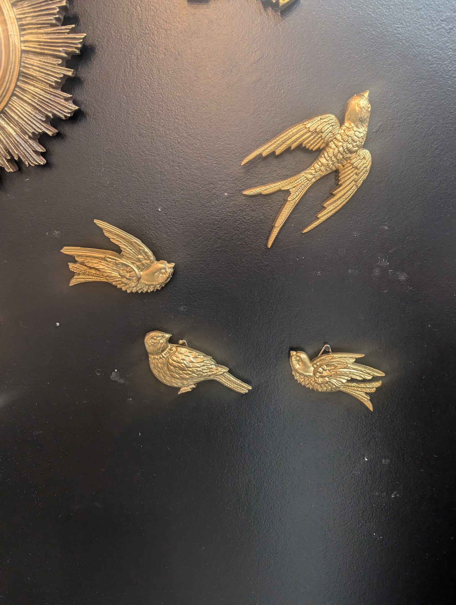 Hirondelles en envol dorées – ambiance cabinet de curiosité nature poétique
