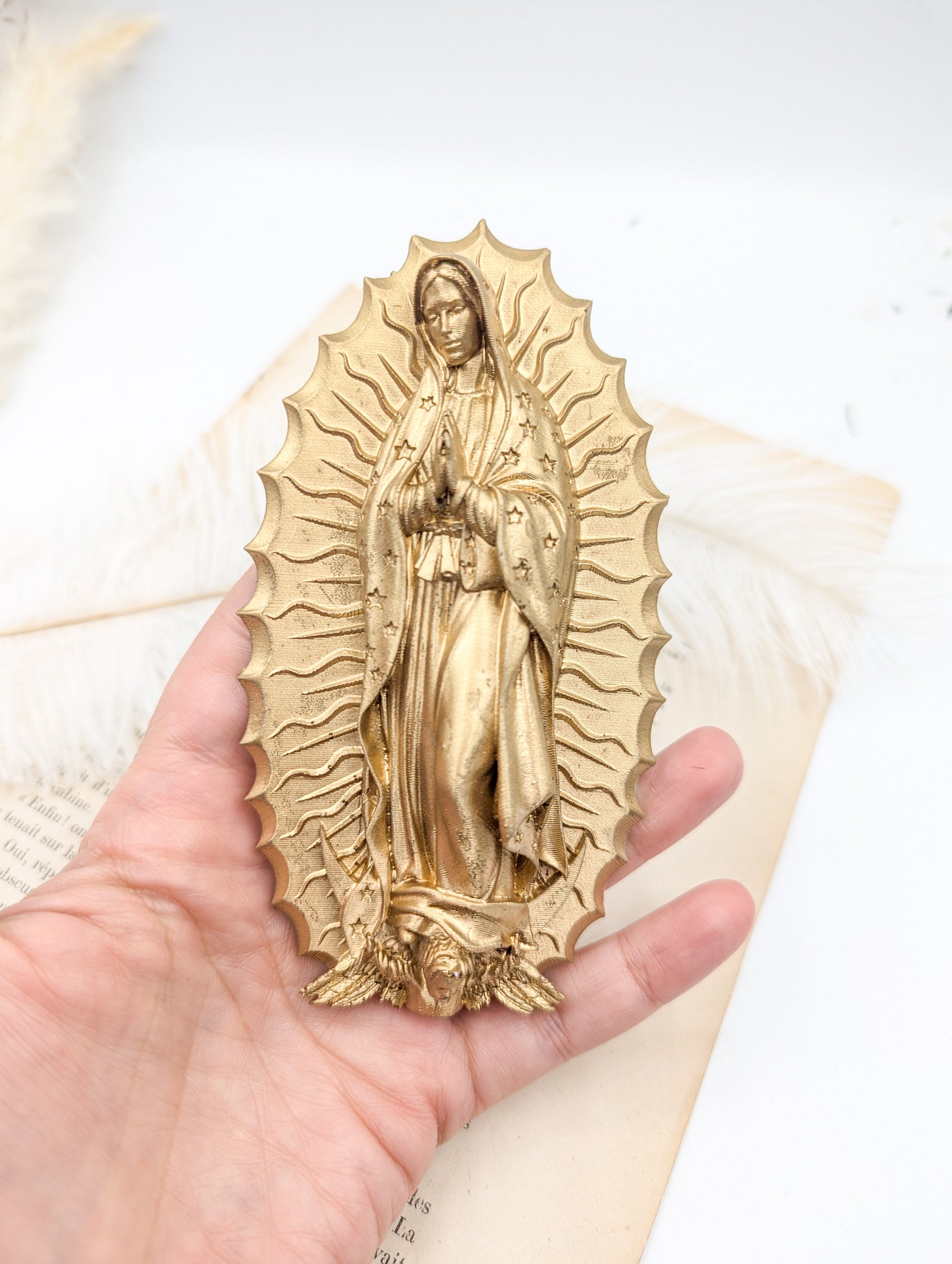 Décoration murale Vierge de Guadalupe dorée dans un décor mexicain et cabinet de curiosité