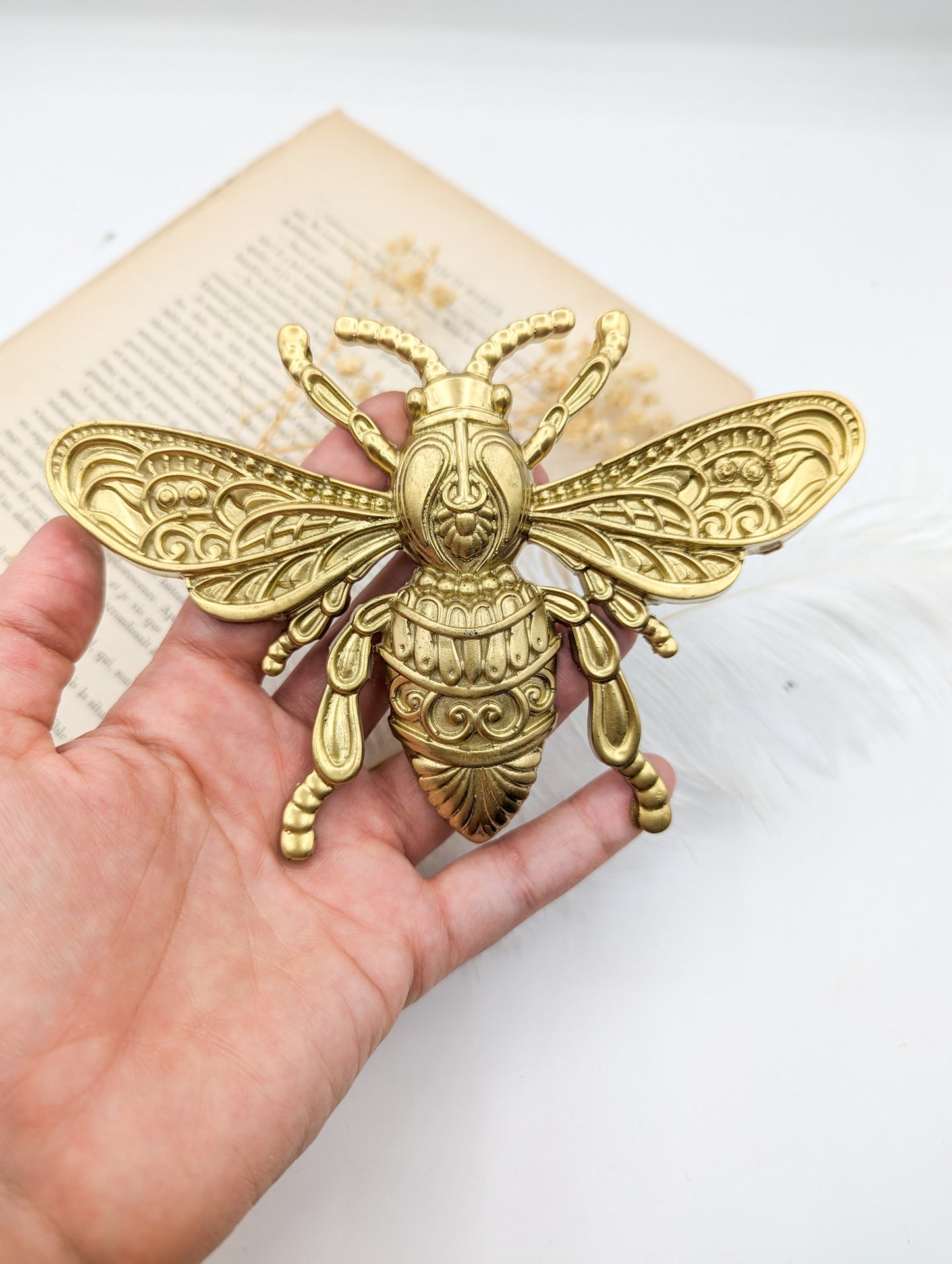 Abeille murale dorée pour décoration industrielle vintage et univers steampunk