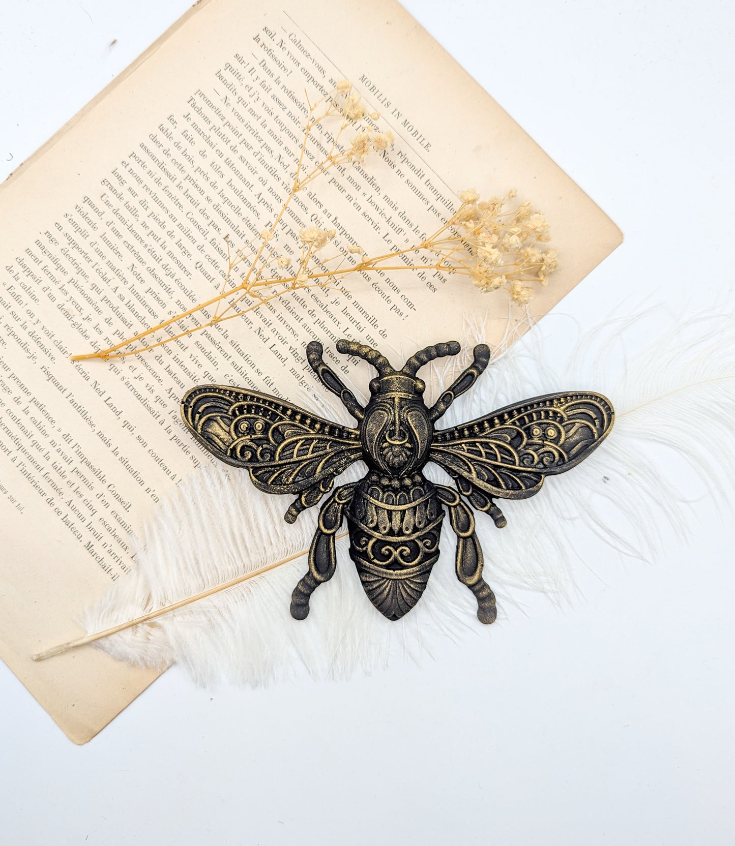 Décoration murale abeille noire style steampunk et cabinet de curiosités vintage