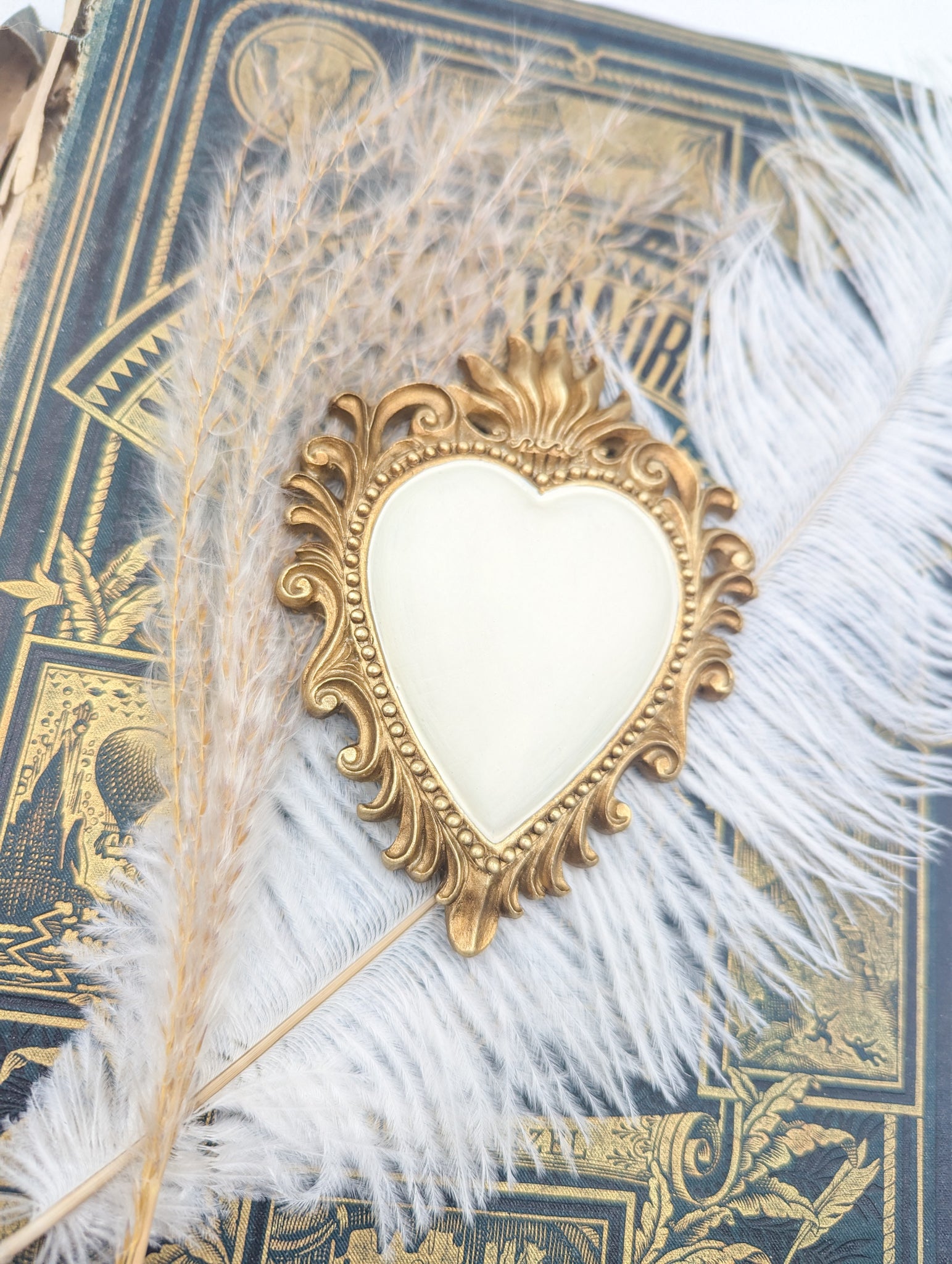 Cœur sacré ex-voto doré et blanc dans une ambiance baroque et cabinet de curiosités