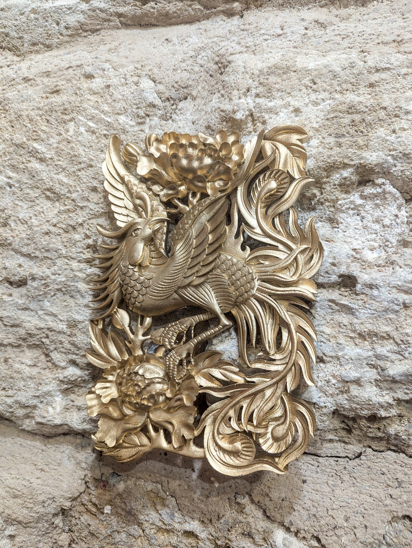 Phénix doré médiéval dans une ambiance fantasy et cabinet de curiosités mystique