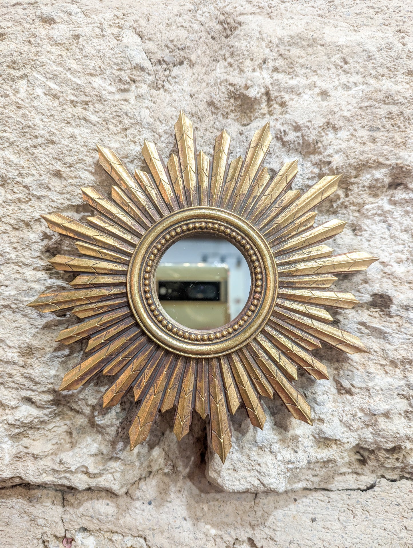 Miroir soleil ex-voto doré dans une ambiance vintage rétro et cabinet de curiosités