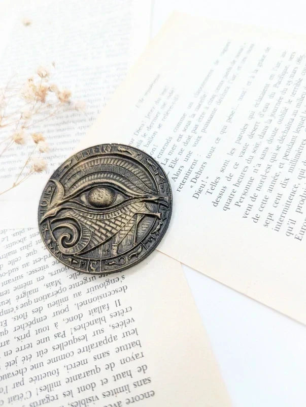 Amulette égyptienne œil d'Osiris pour cabinet de curiosité