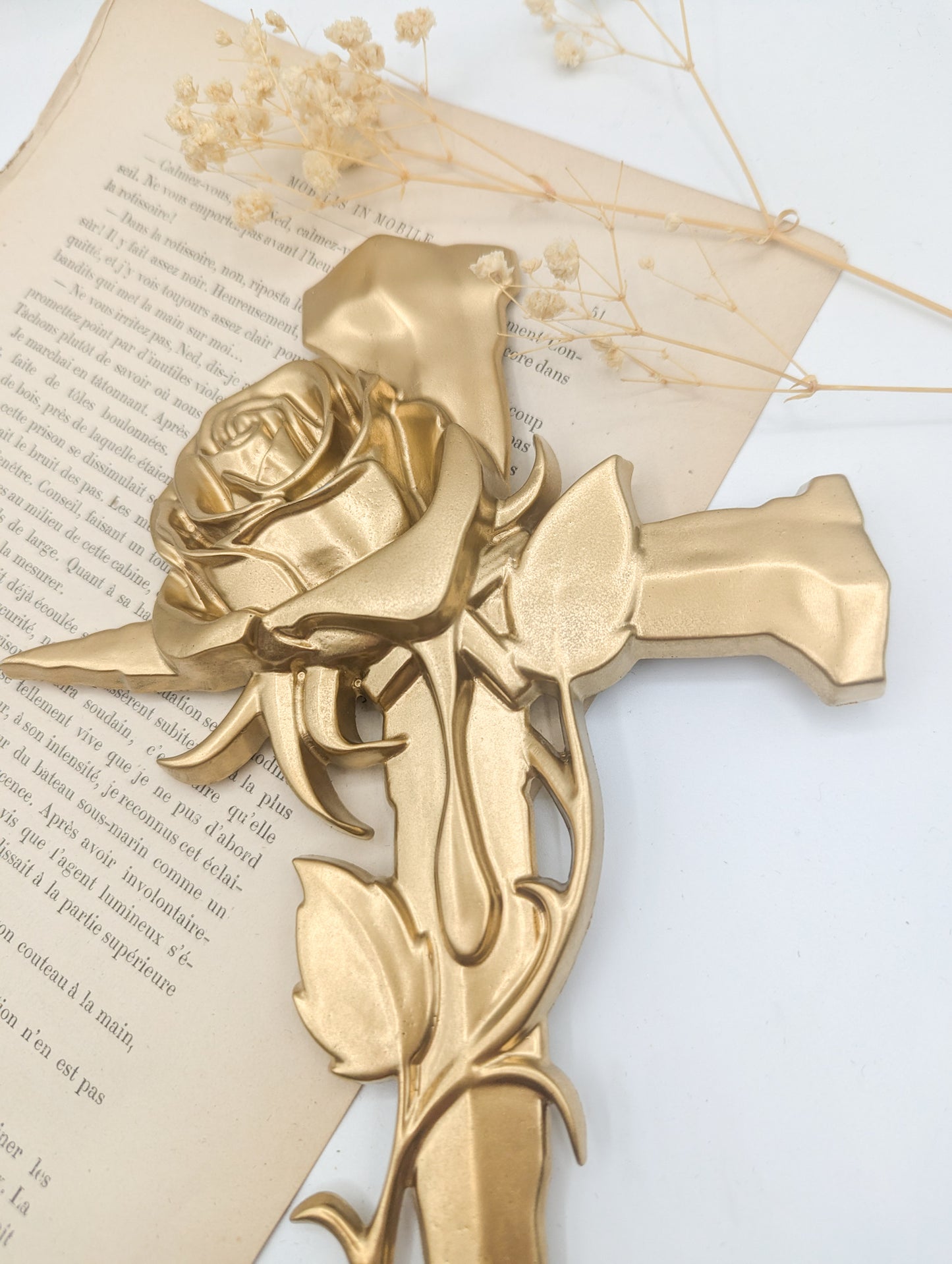 Épée chevaleresque ornée d’une rose pour décoration murale élégante et fantastique