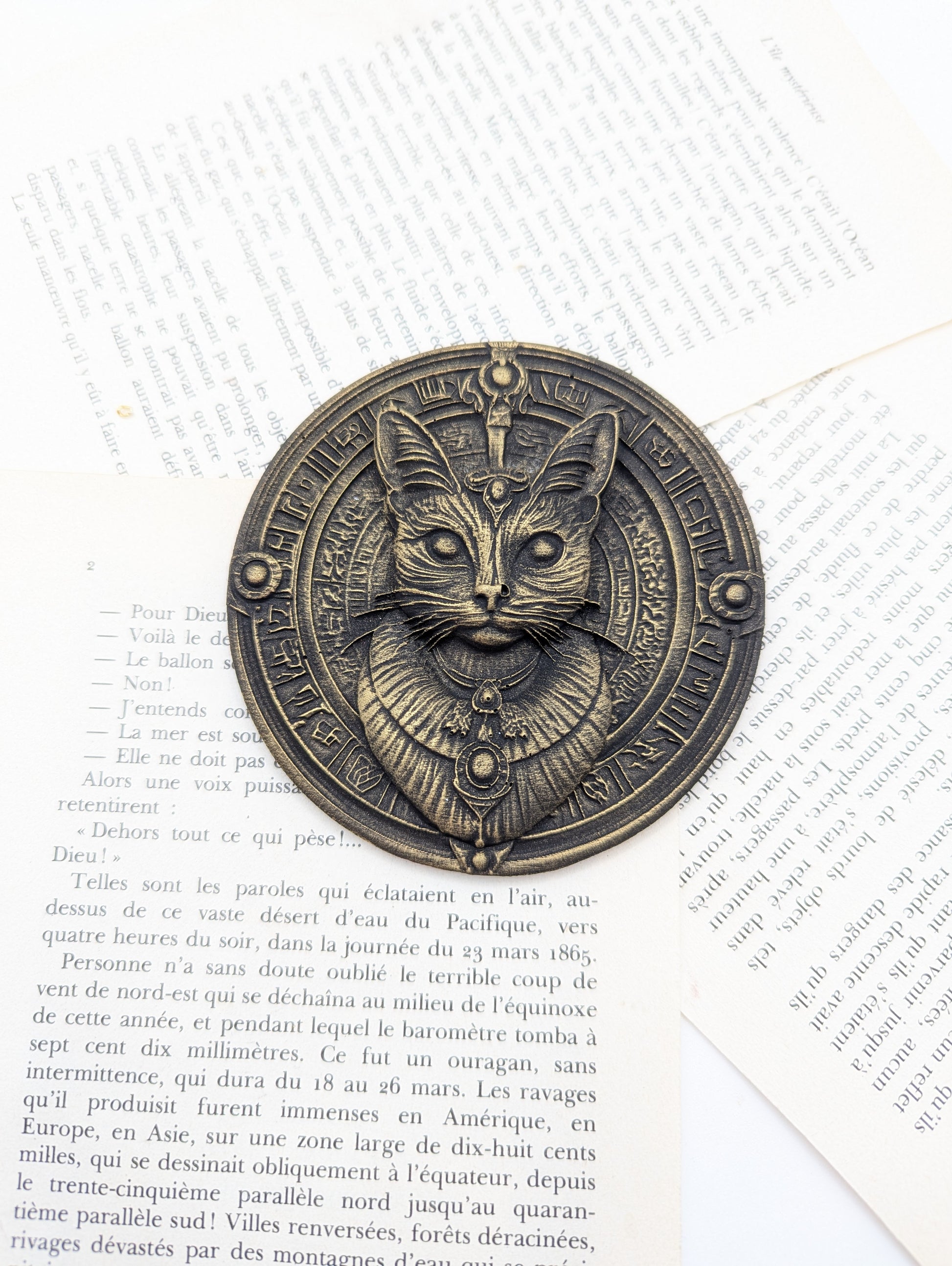 Cabinet de curiosité – décoration murale Bastet médaillon noir, mythologie égyptienne


