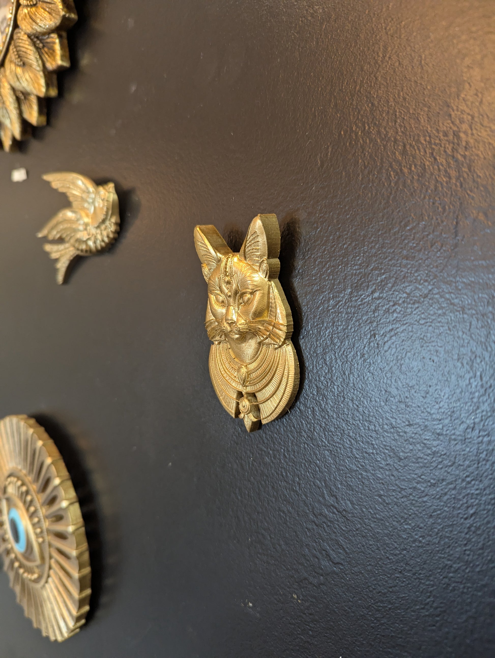 Vue détaillée du portrait mural de la déesse Bastet, doré antique égyptien