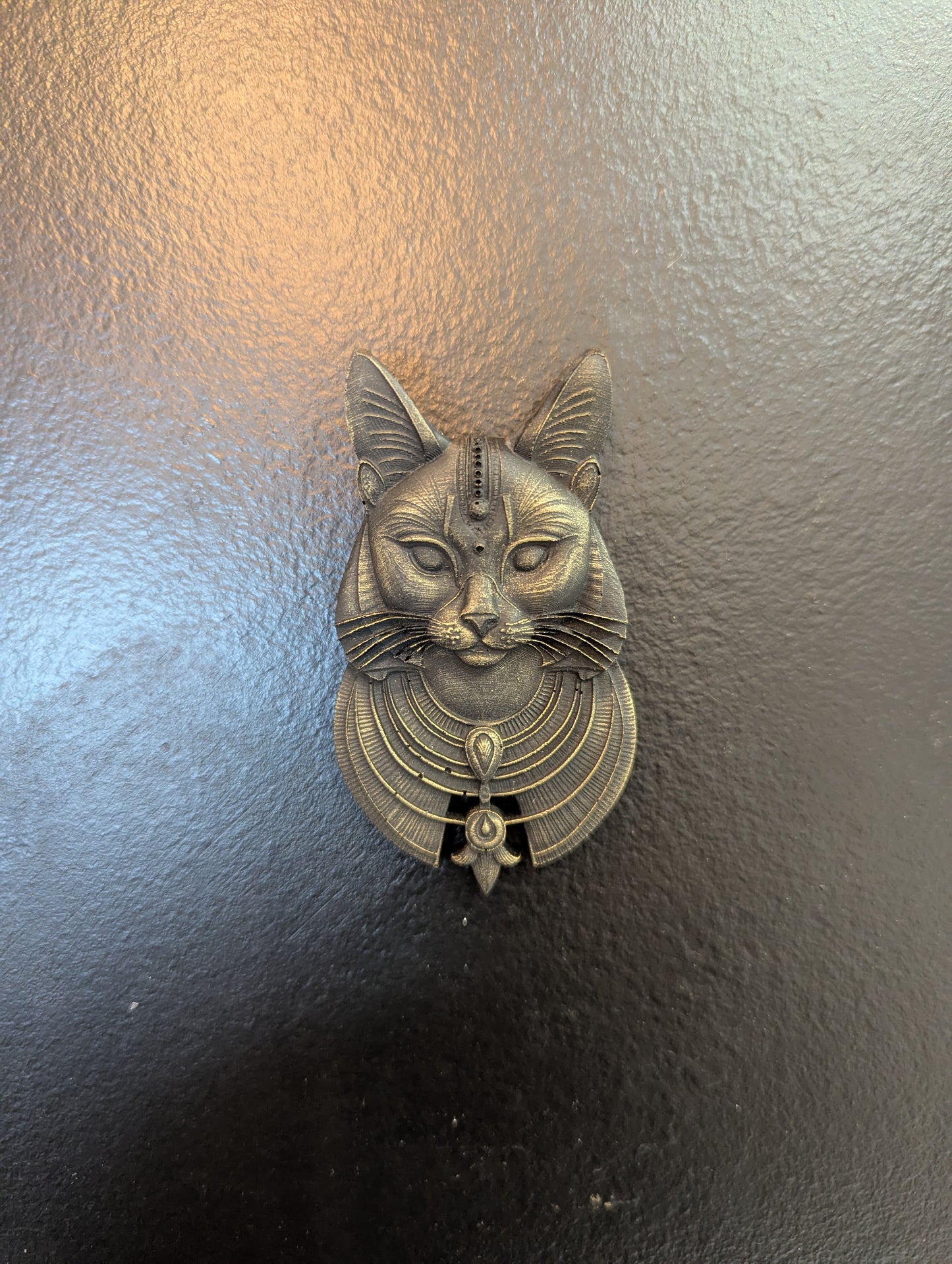 Vue détaillée du portrait mural de la déesse chat Bastet, noir antique égyptien