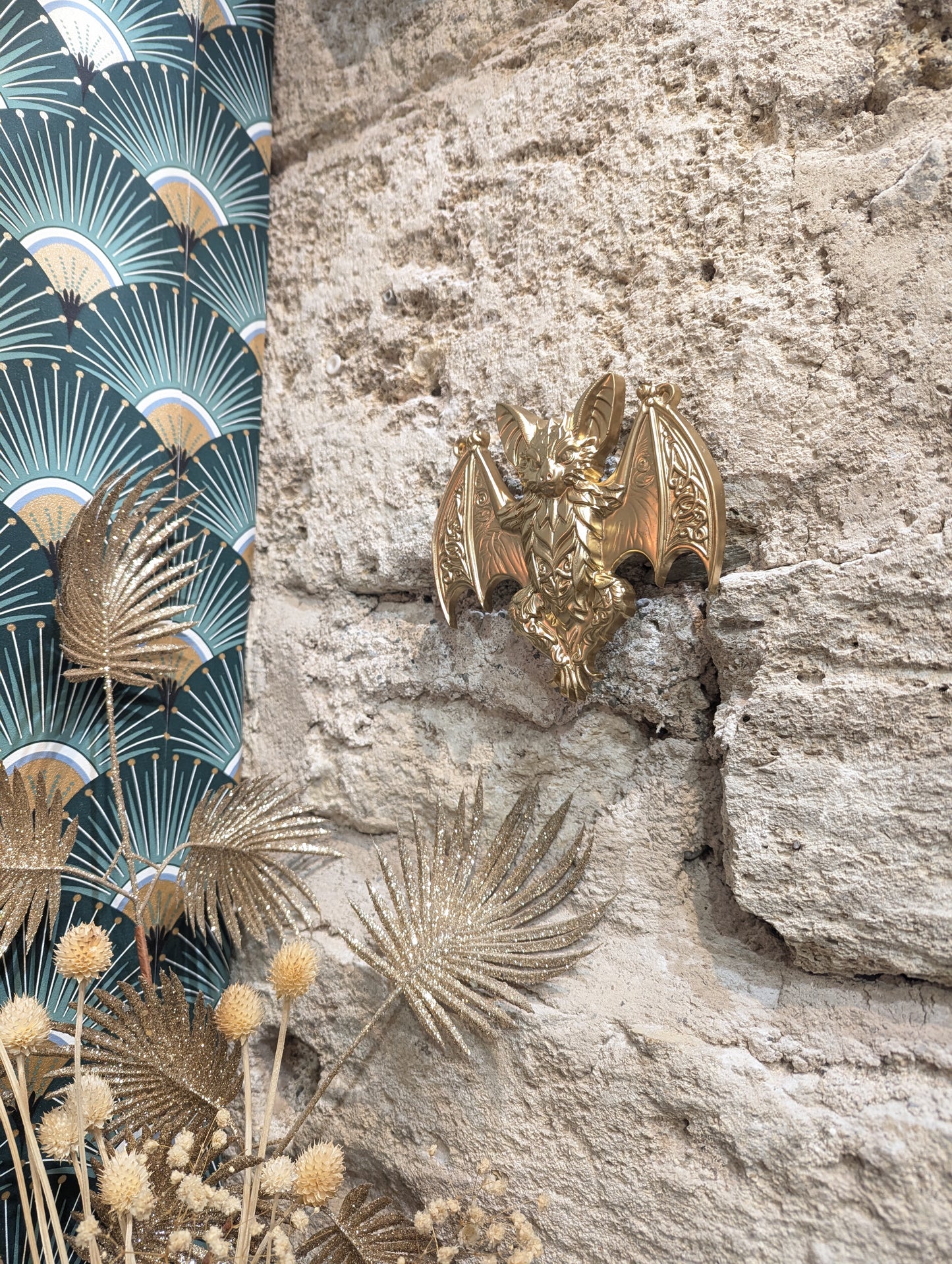 Vue détaillée de la décoration murale chauve-souris gothique steampunk doré antique