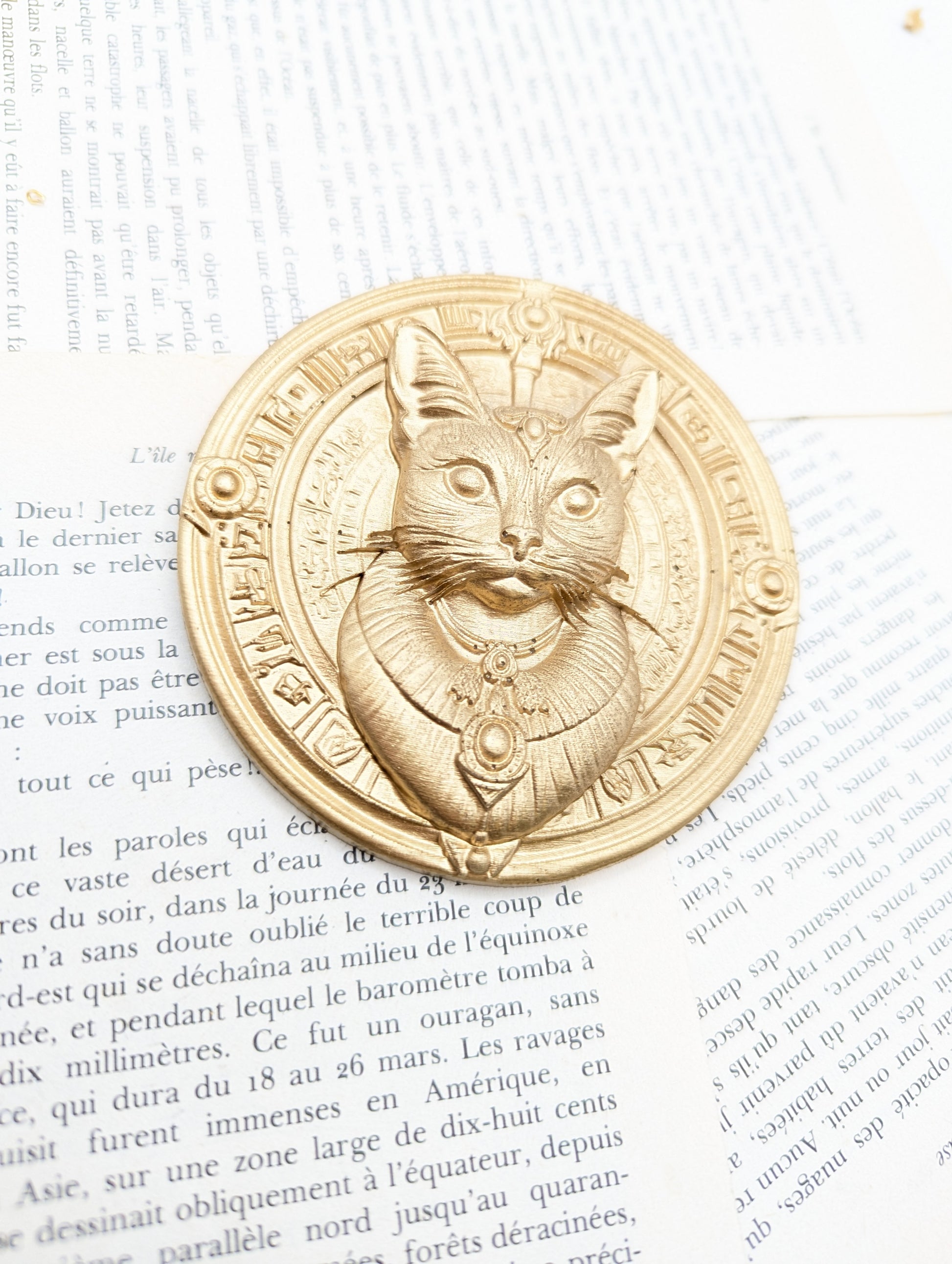 Chat Bastet en médaillon doré antique – décoration murale mythologie égyptienne