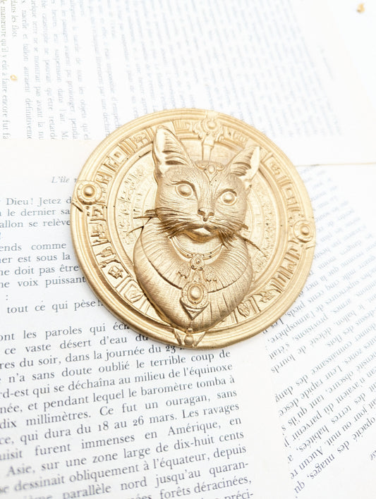 Chat Bastet en médaillon doré antique – décoration murale mythologie égyptienne