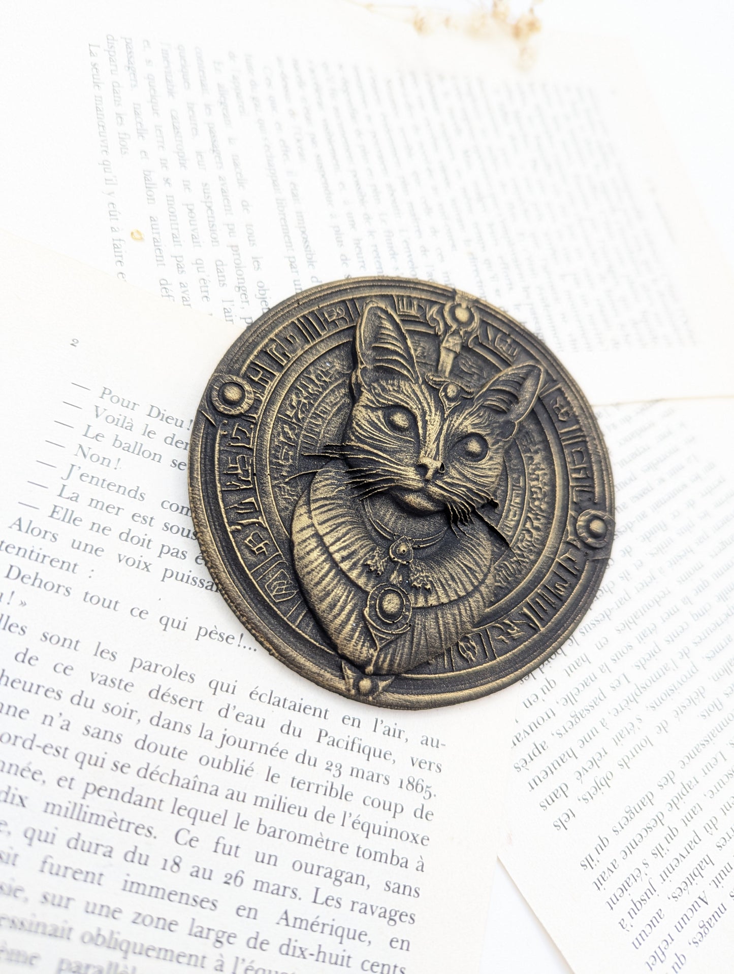Chat Bastet en médaillon noir antique – décoration murale mythologie égyptienne