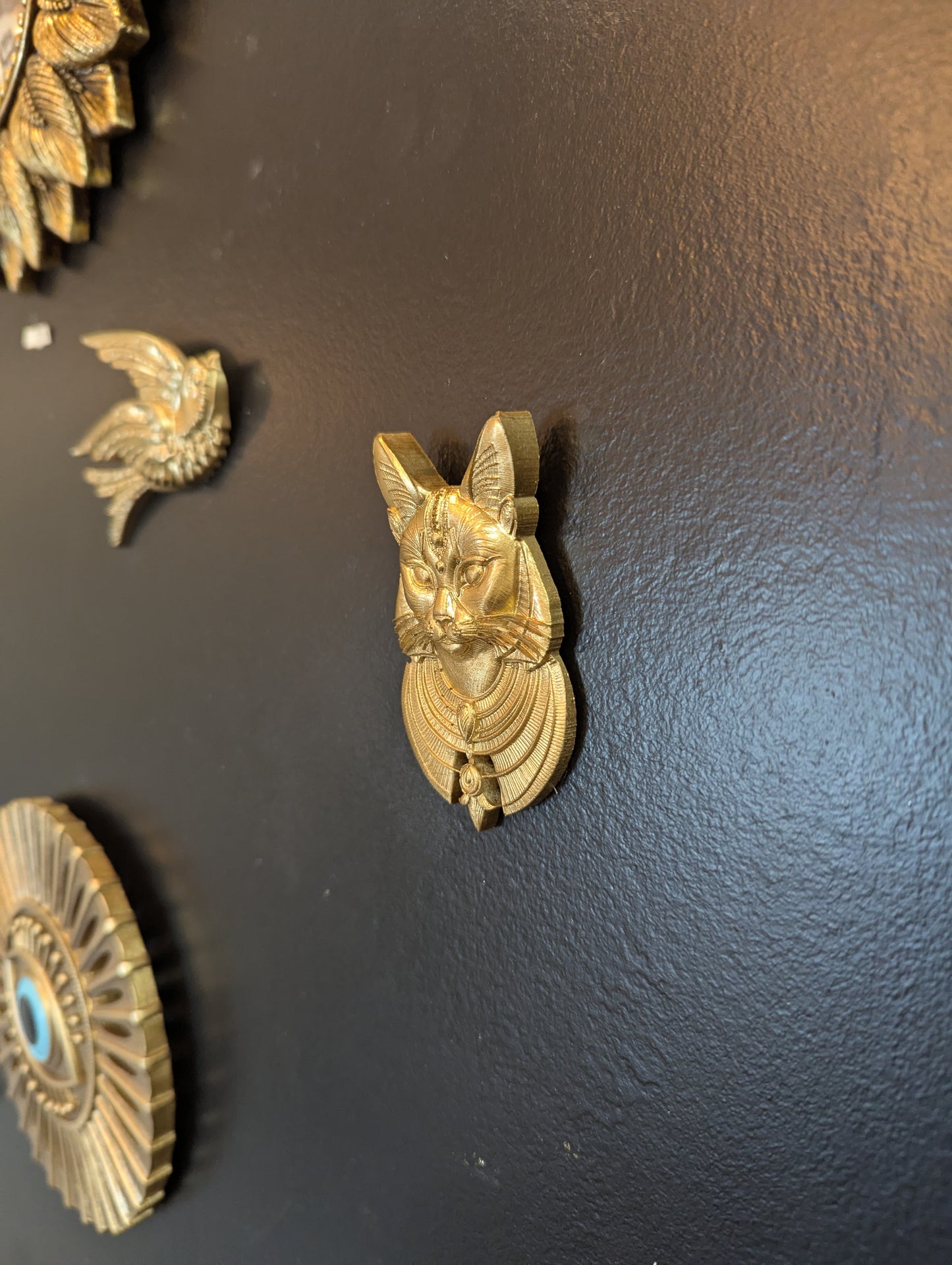Décoration murale portrait Bastet, déesse chat égyptienne en doré antique