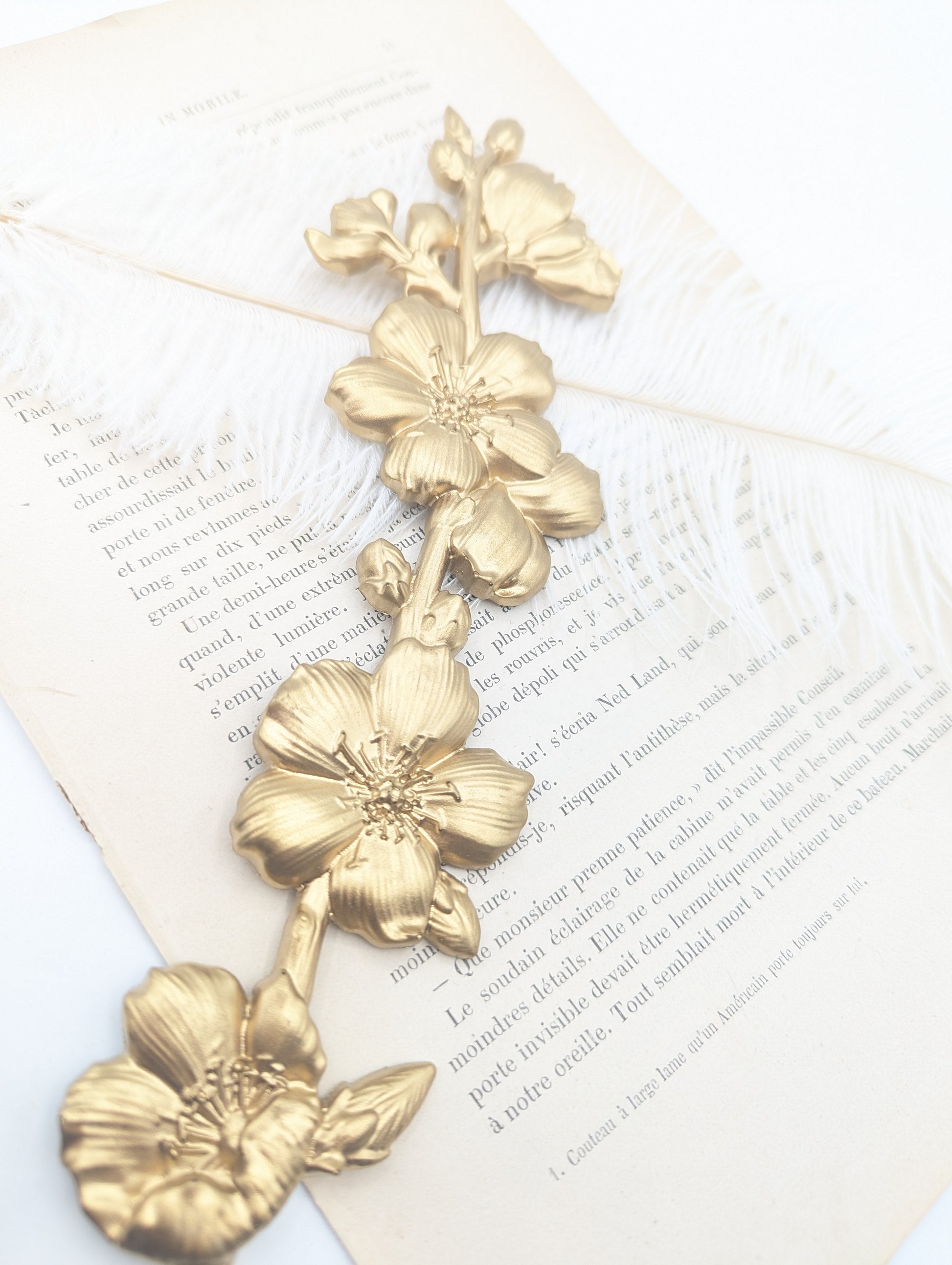 "Branche Sakura accrochée au mur – ambiance japonaise romantique