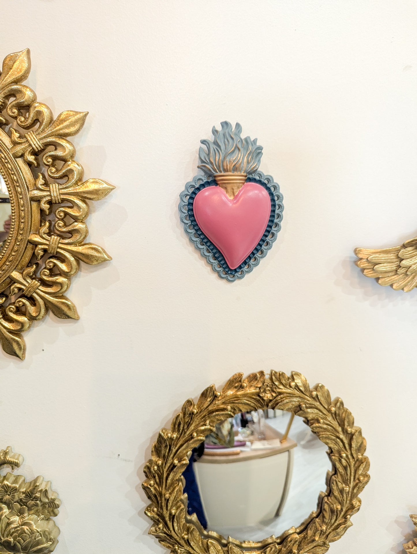 Cœur sacré rayonnant rose et bleu dans une décoration cabinet de curiosités féerique et mystique