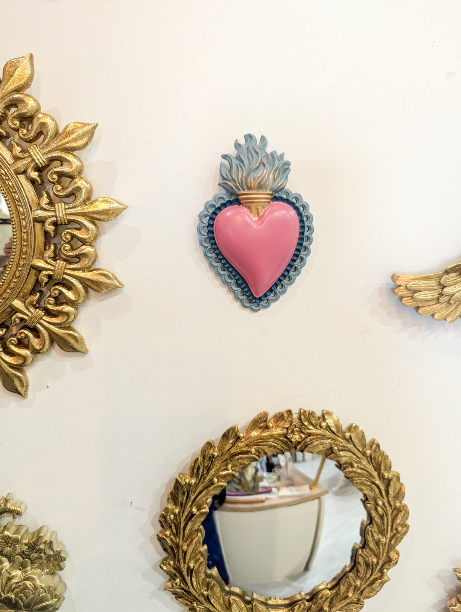 Cœur sacré rayonnant rose et bleu dans une décoration cabinet de curiosités féerique et mystique