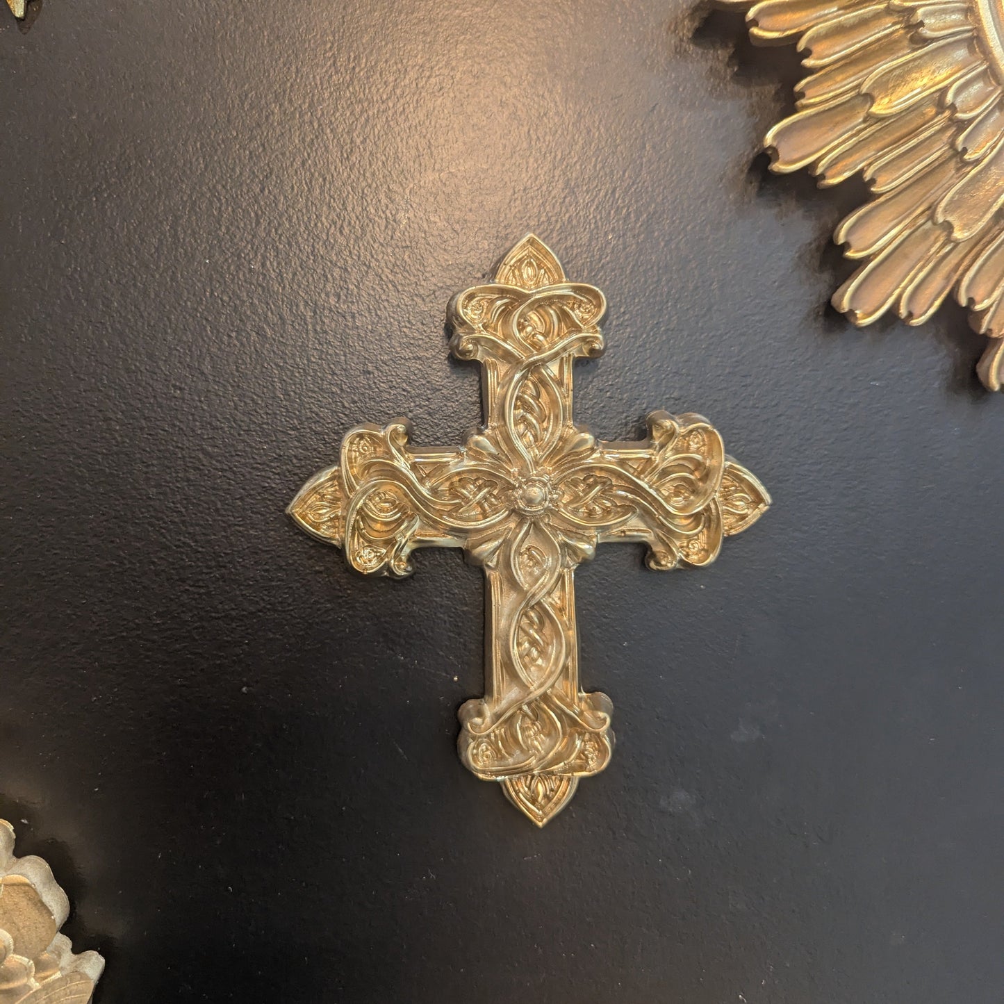 croix ex voto ans un mur de curiosité