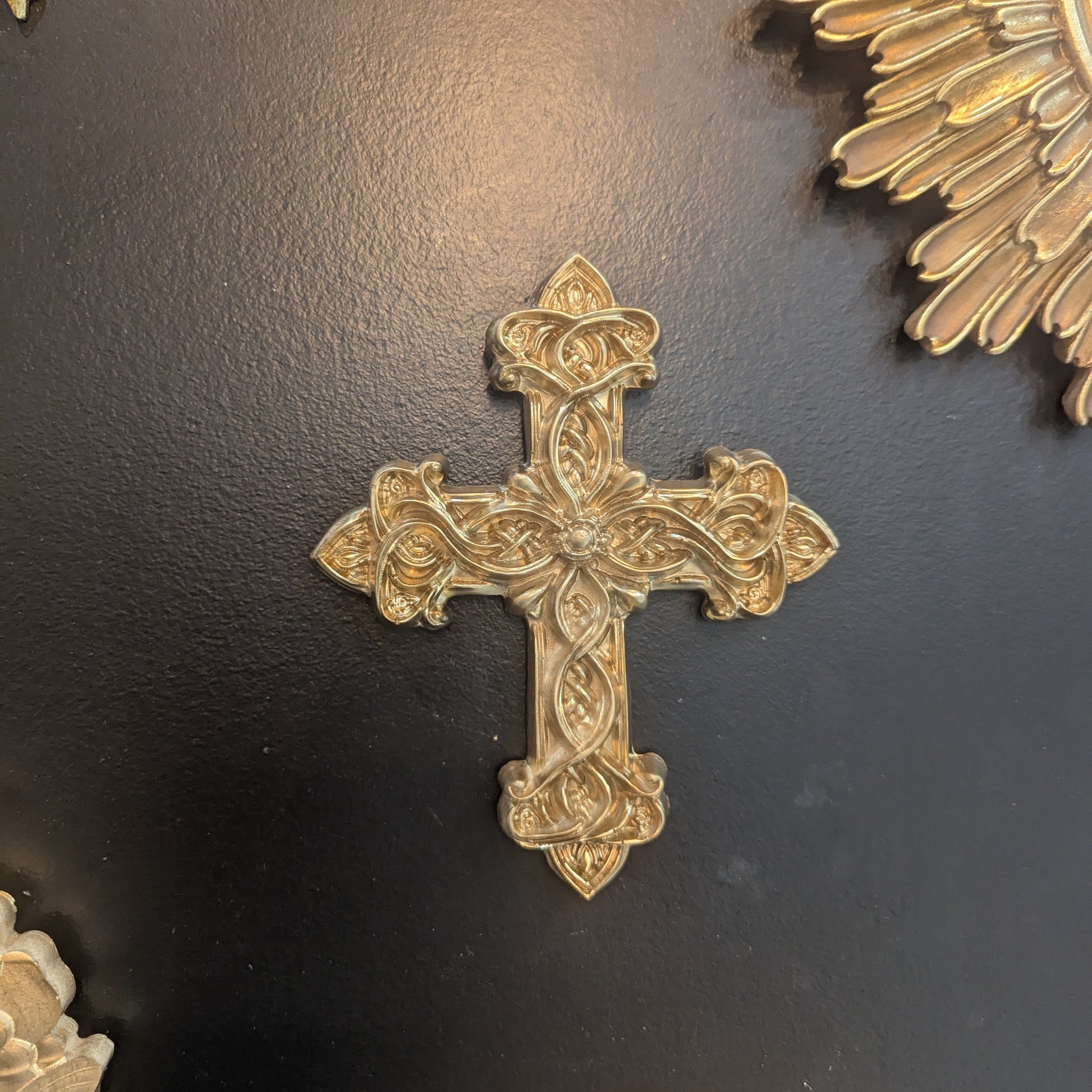 croix ex voto ans un mur de curiosité