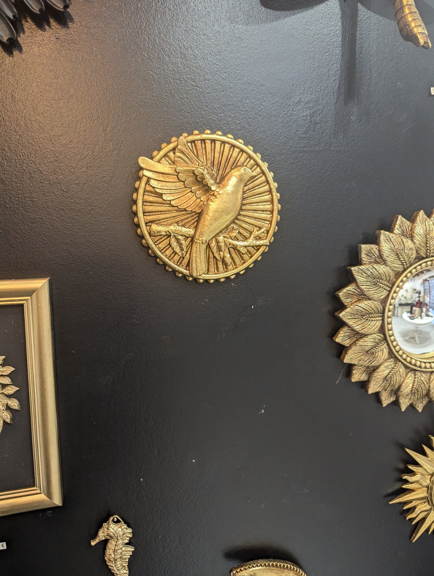 Médaillon colombe en résine dorée – symbole de paix décoration artisanale