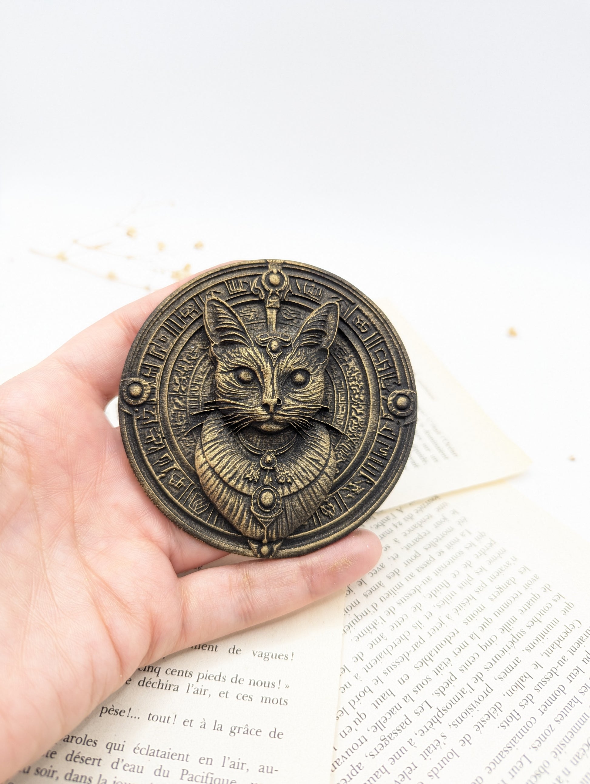 Décoration murale Bastet, déesse égyptienne en médaillon noir antique