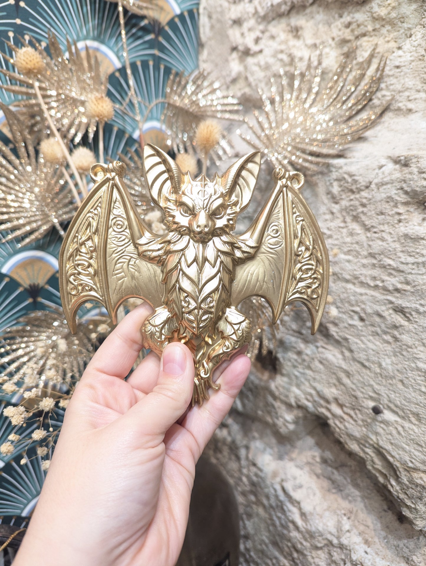 Motifs celtiques et chauve-souris en doré antique, décoration murale steampunk