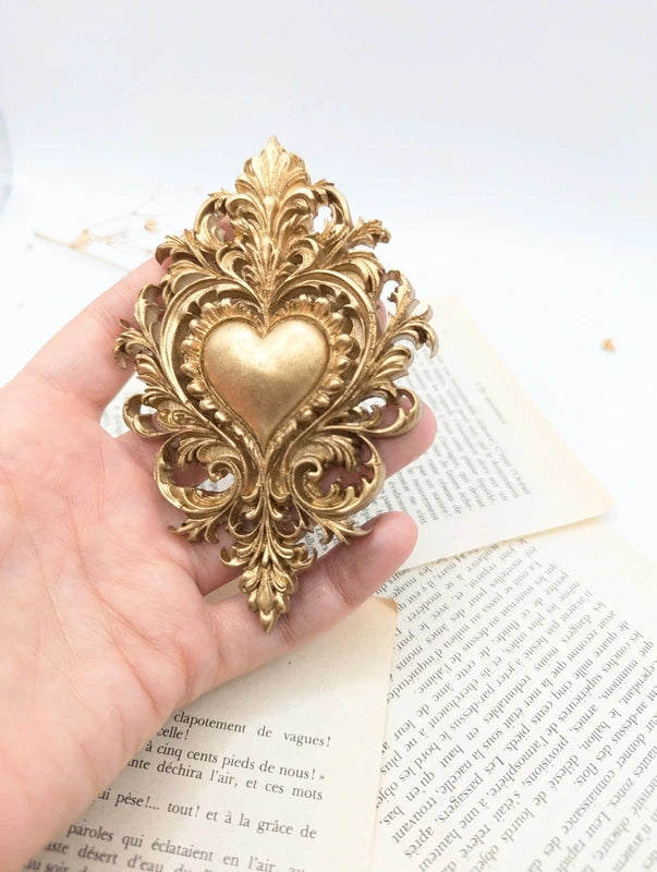 Cœur doré style baroque décoration murale élégante
