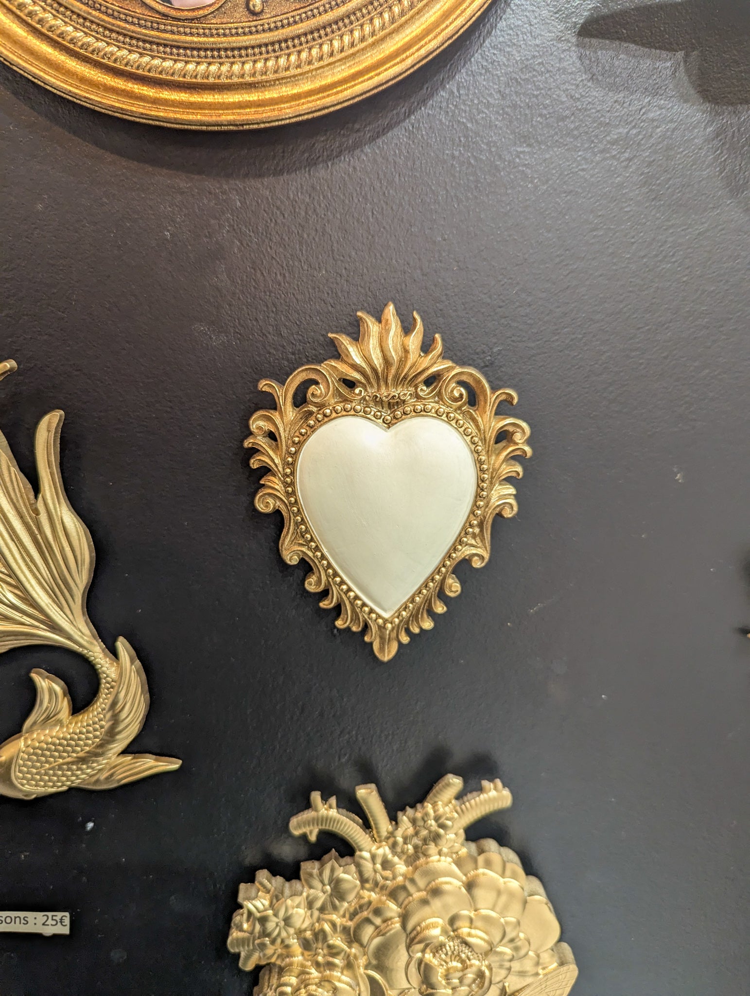 Cœur sacré artisanal ex-voto doré et blanc esprit relique ancienne et cabinet de curiosités