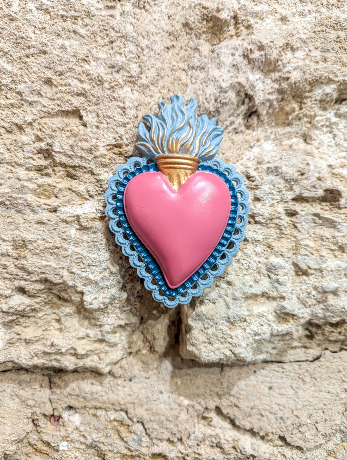 Cœur sacré artisanal ex-voto rose et bleu esprit relique ancienne et cabinet de curiosités