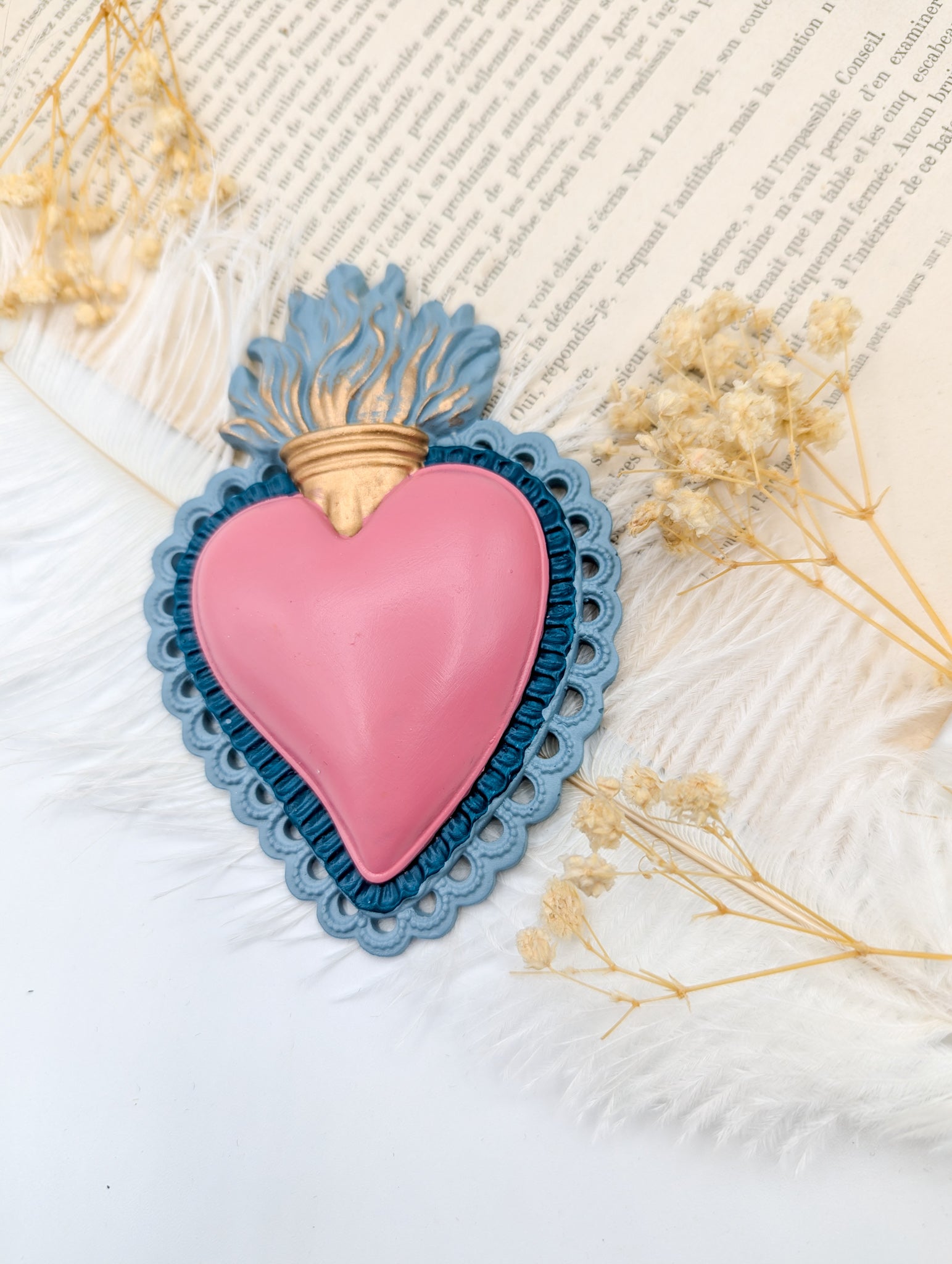 Cœur sacré décoratif rose et bleu au style baroque et cabinet de curiosités fantastique