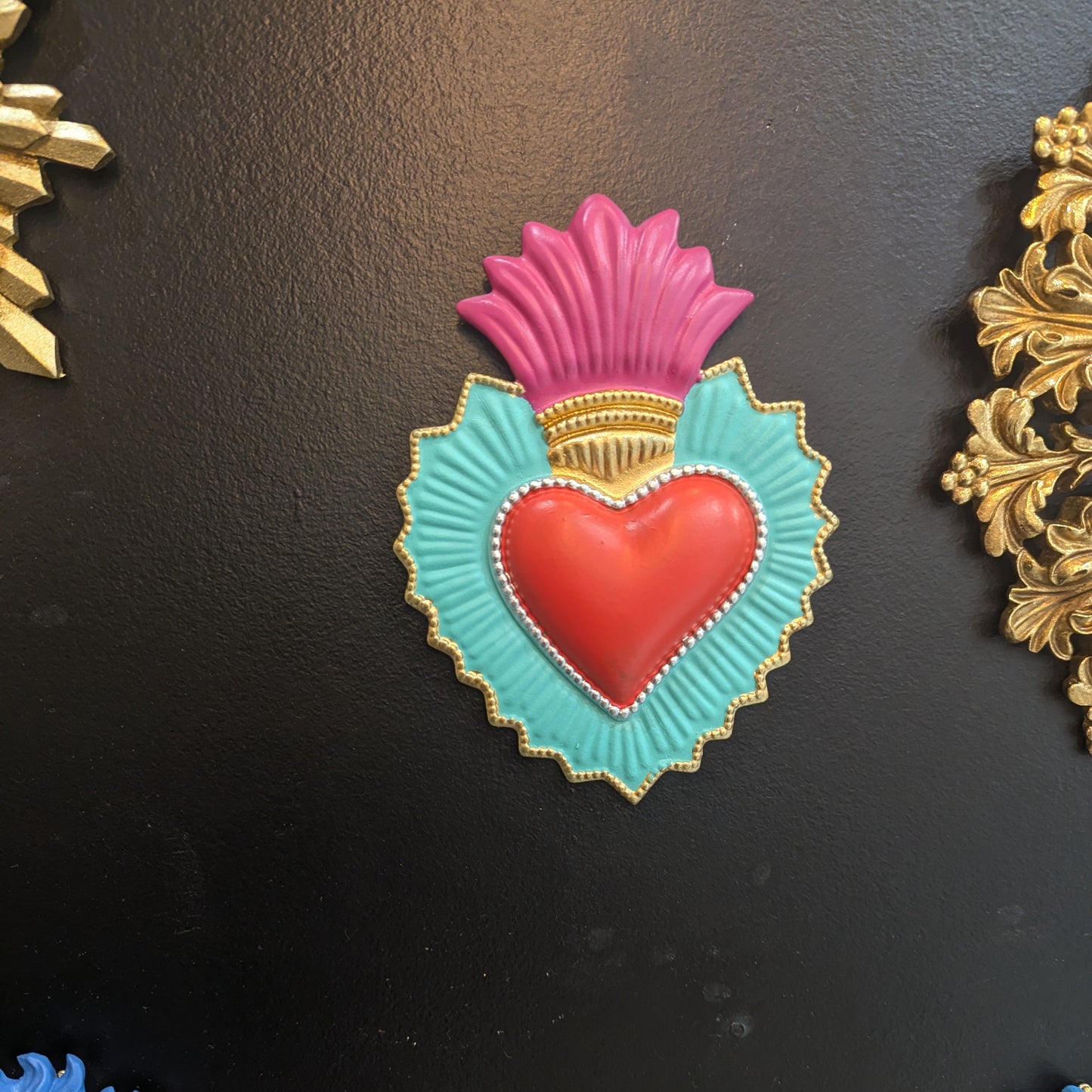 Cœur sacré ex-voto coloré inspiration Frida Kahlo en décoration murale style art pop et cabinet de curiosités