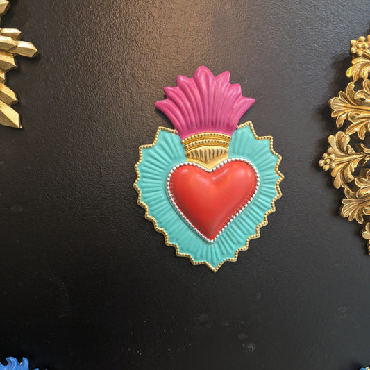 Cœur sacré ex-voto coloré inspiration Frida Kahlo en décoration murale style art pop et cabinet de curiosités