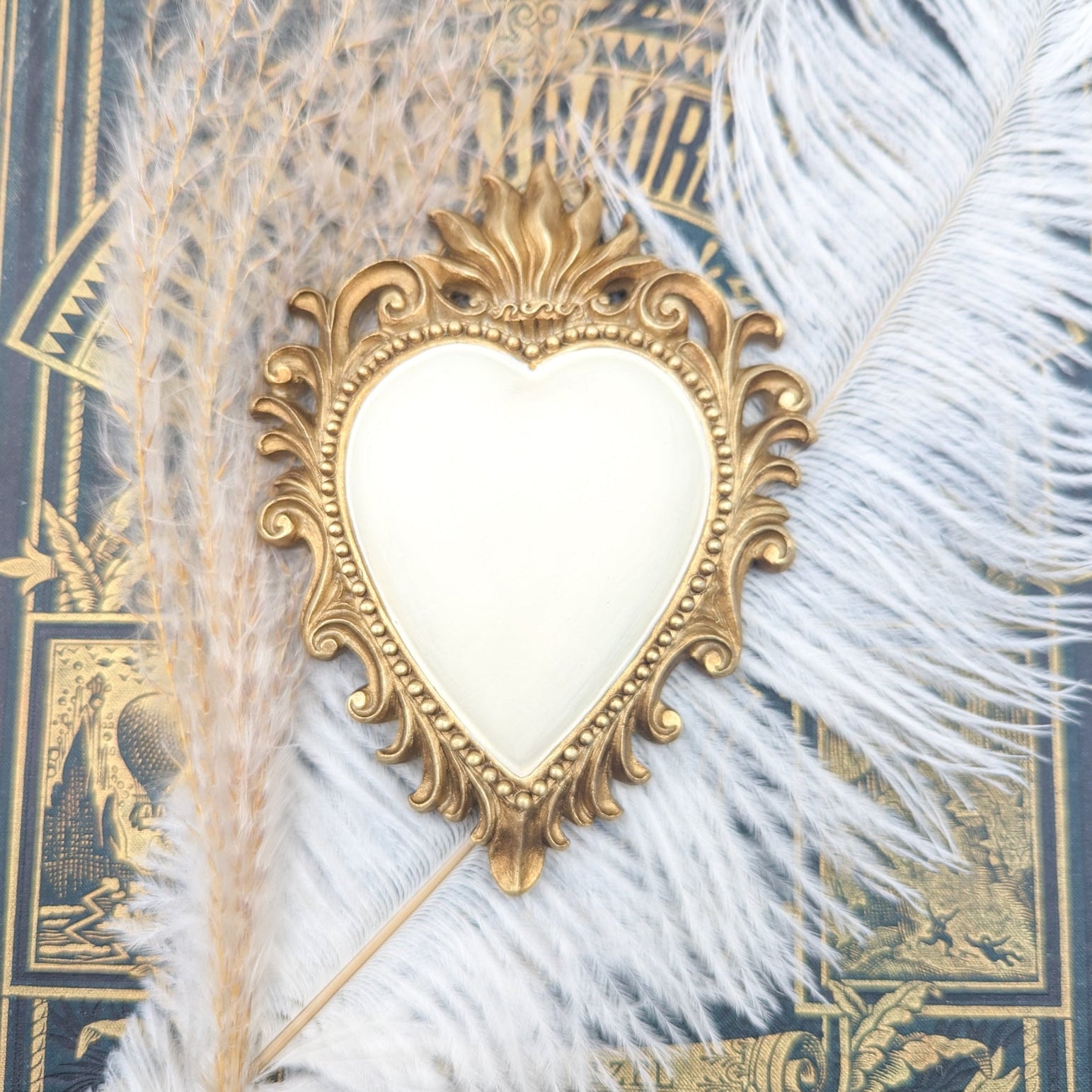 Cœur sacré ex-voto doré et blanc en décoration murale style art sacré baroque et cabinet de curiosités