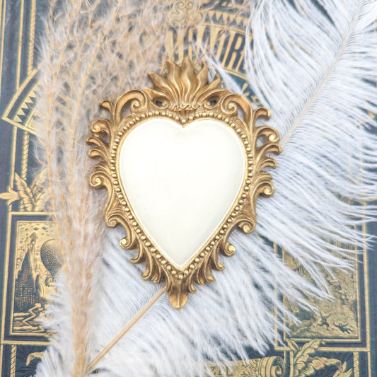 Cœur sacré ex-voto doré et blanc en décoration murale style art sacré baroque et cabinet de curiosités