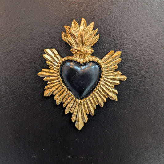 Détail des rayons dorés et de la flamme du cœur sacré noir