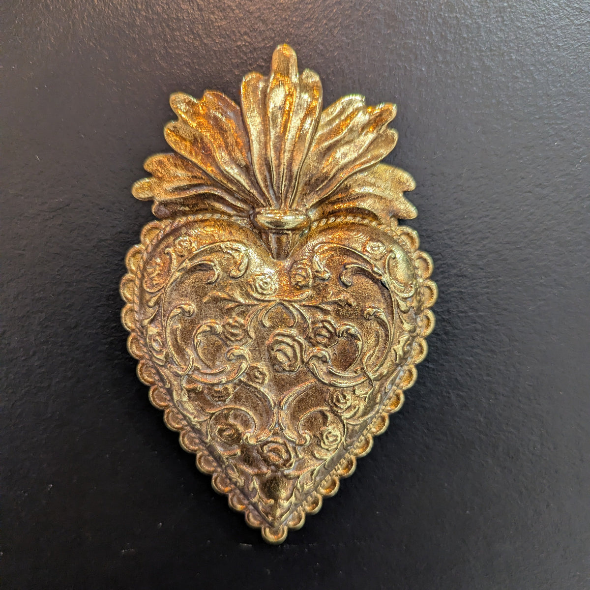 Cœur sacré ex-voto doré gravé de roses sur fond noir