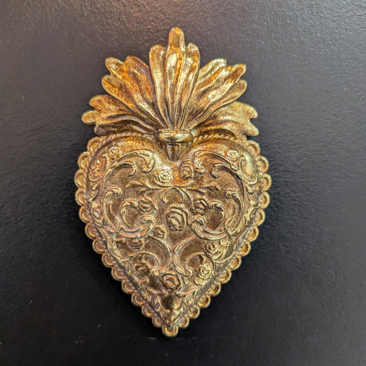 Cœur sacré ex-voto doré gravé de roses sur fond noir