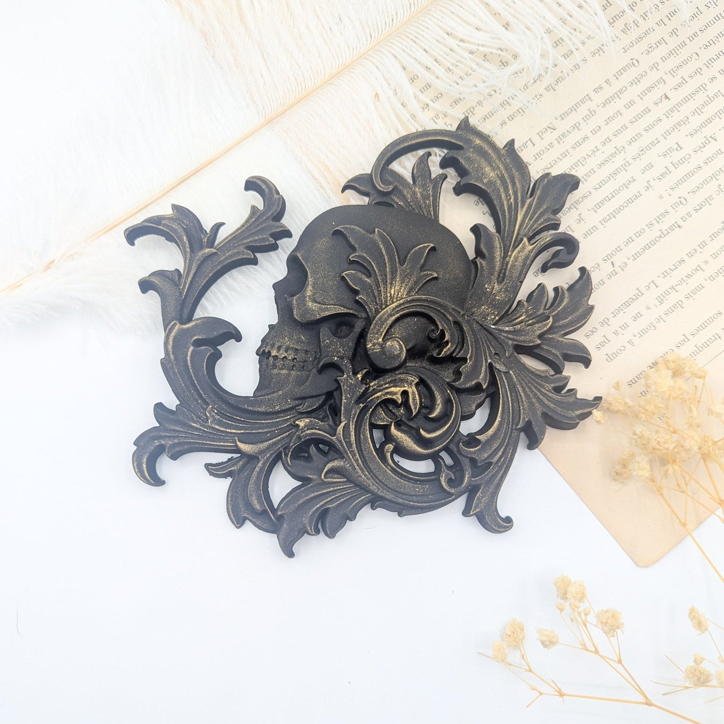 Crâne artisanal doré style baroque ancien pour décoration murale mystérieuse et sophistiquée