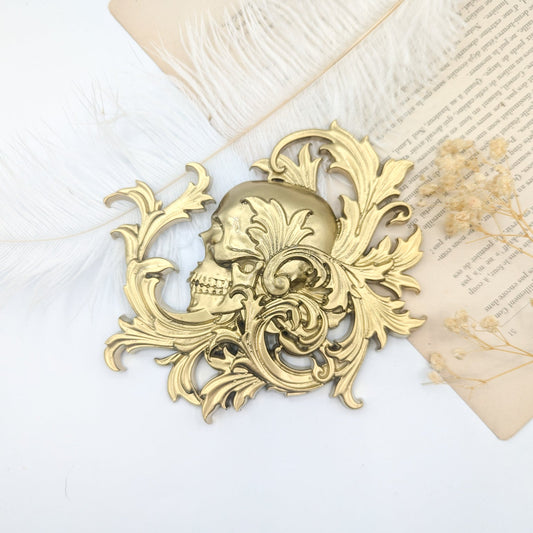 Crâne baroque doré en décoration murale élégante style cabinet de curiosités gothique chic