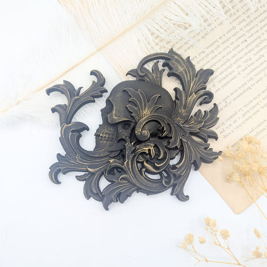 Crâne baroque noir en décoration murale dark gothic style cabinet de curiosités