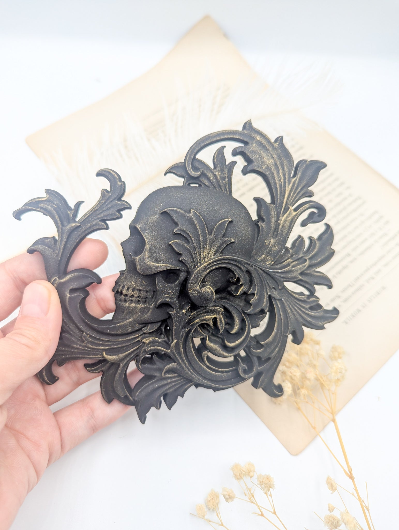 Crâne décoratif noir au style baroque ancien pour décoration intérieure mystérieuse