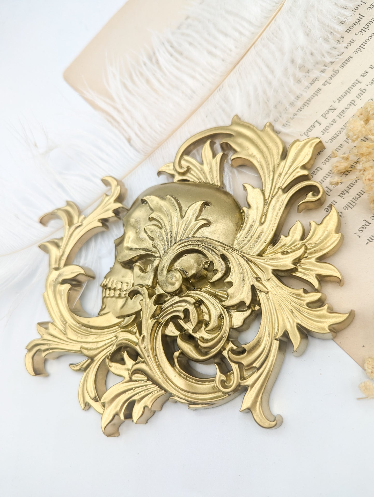 Décoration murale crâne gothique et baroque avec finition dorée vintage