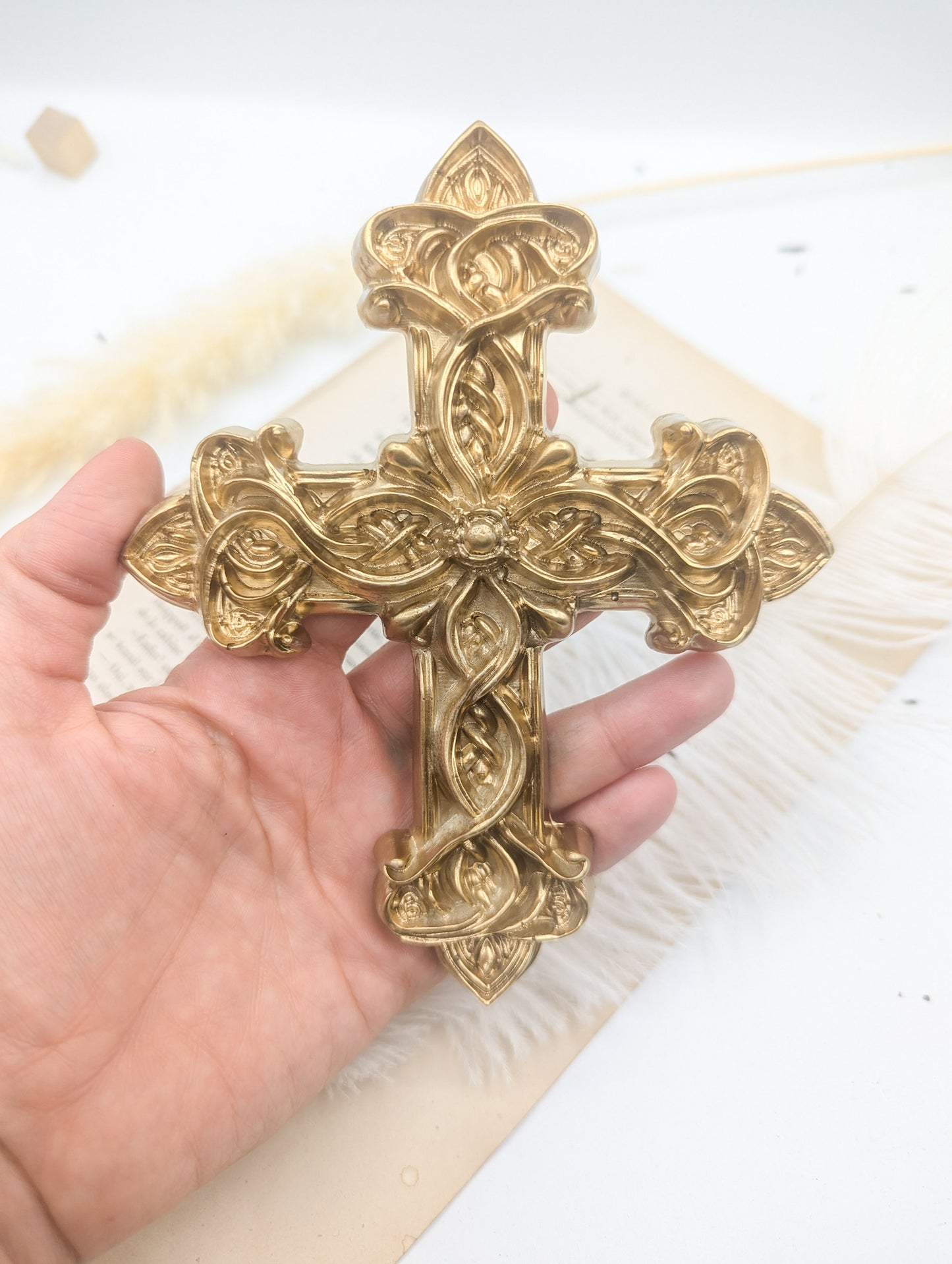 Croix dorée décoration murale religieuse style baroque
