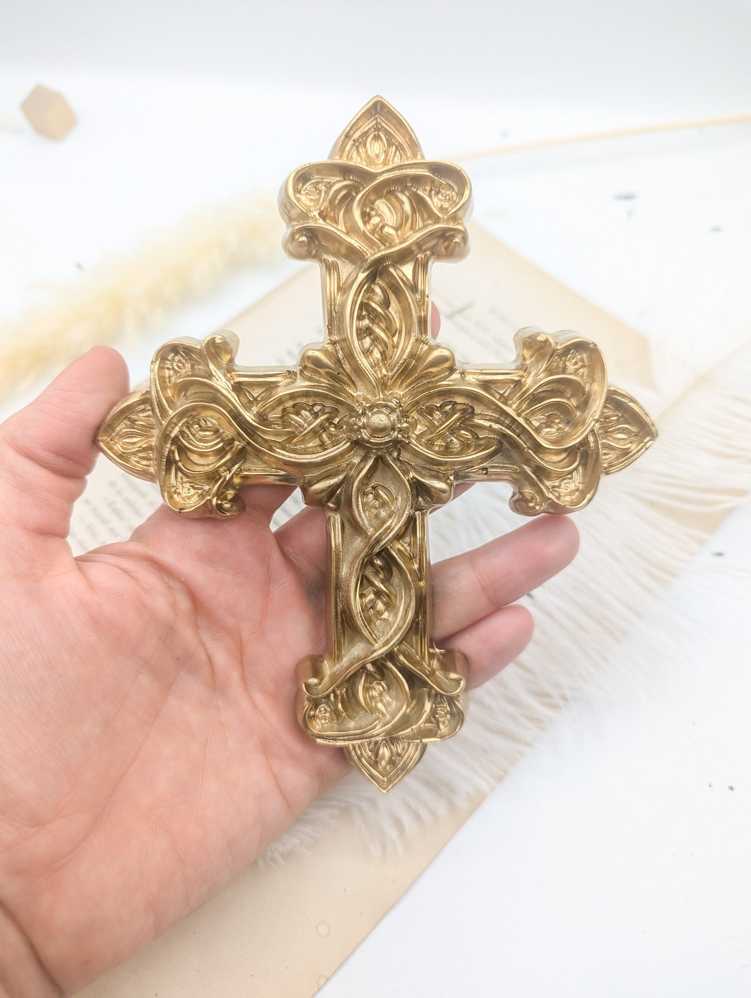 Croix dorée décoration murale religieuse style baroque