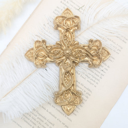 Croix murale dorée baroque style ex-voto décoration religieuse élégante