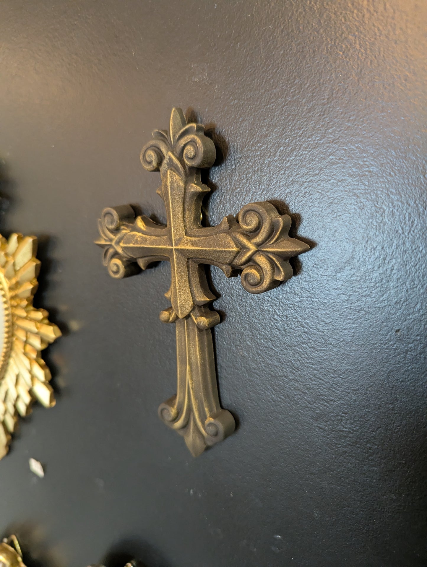 Croix catholique noire – finition patinée profonde et mystérieuse